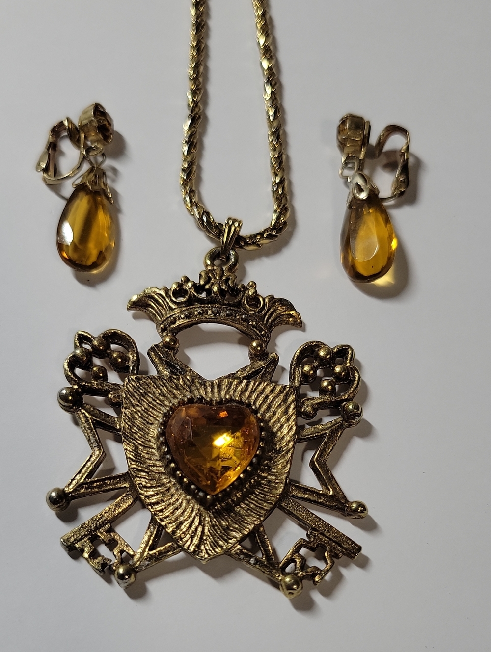 Vintage-Inspired Gold Tone Heart Pendant Necklace with Amber Teardrop Earrings